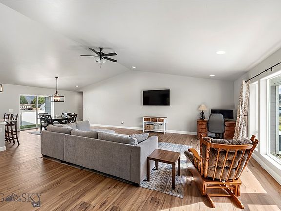 4th image of 98 Avon Cir