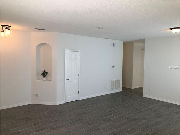 5th image of 412 Graystone Blvd