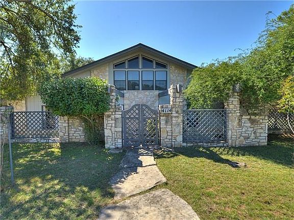 Nice entry with courtyard