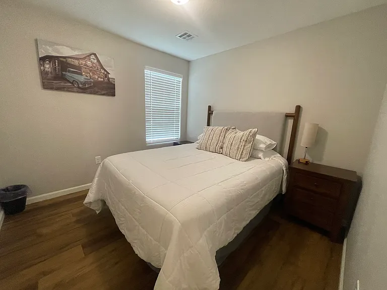 325 Sarah St — Photo 5