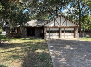 118 Spanish Moss Ln, Lake Jackson, TX 77566