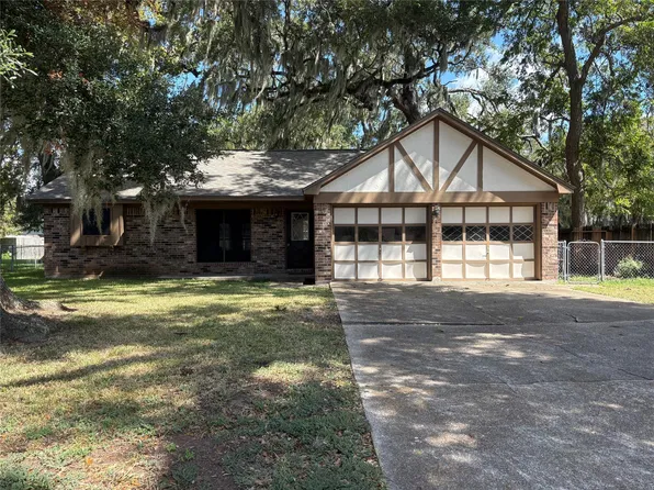 118 Spanish Moss Ln, Lake Jackson, TX 77566