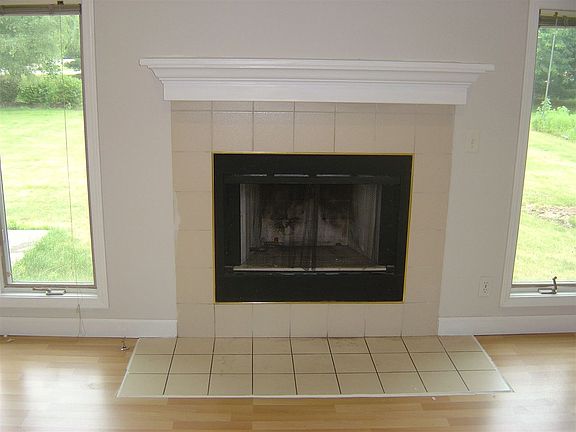 4th image of 2418 Farmington Dr W