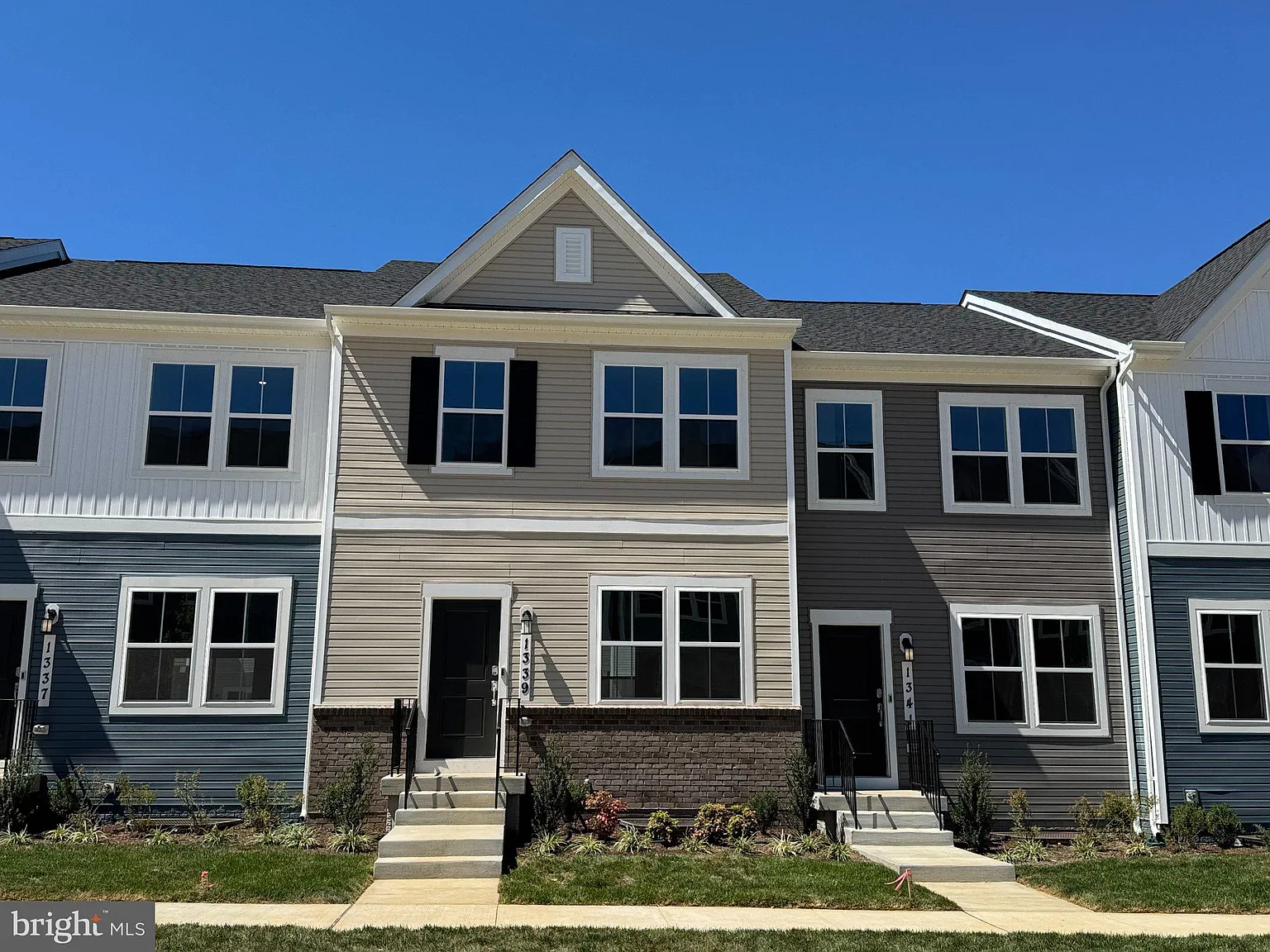 3 bed, 4.0 bath, 1784 sqft, $2,090 — Photo 2