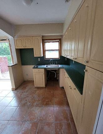 3rd image of 48 Grant Dr N