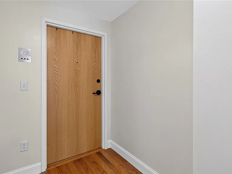 224 E State St — Photo 17
