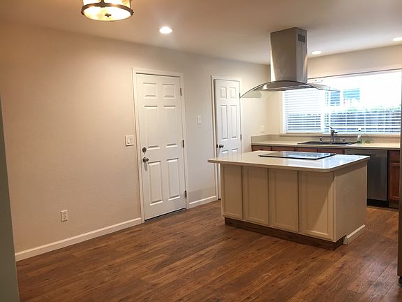 4th image of 308 Broadmoor St
