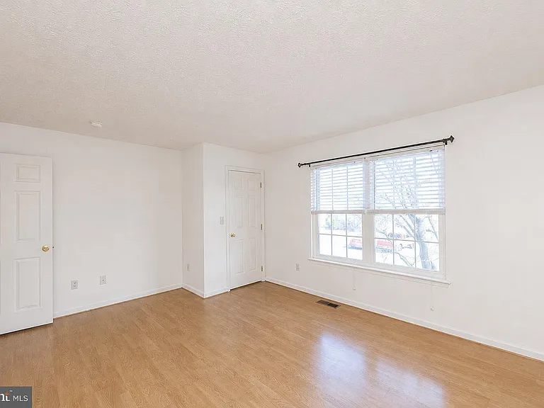 304 Chatham Sq — Photo 15