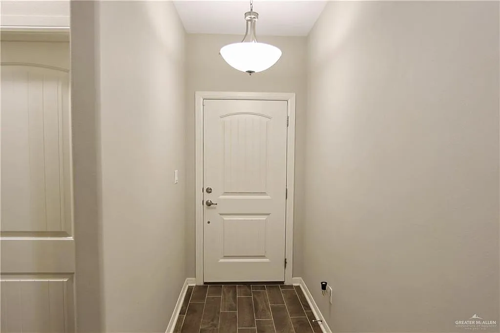 3 bed, 2.0 bath, 1386 sqft, $1,900 — Photo 2