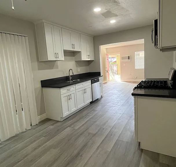 The Riviera Apartments — Photo 8