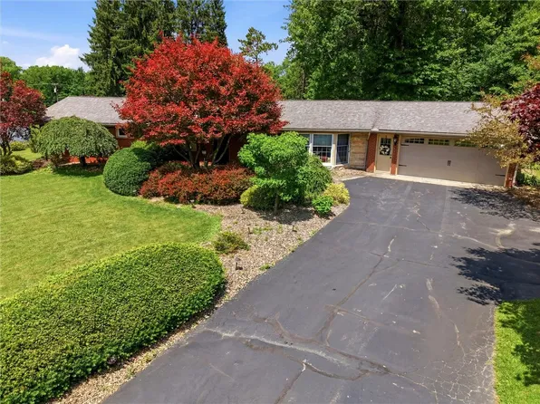 13 Penderyn Dr, West Middlesex, PA 16159
