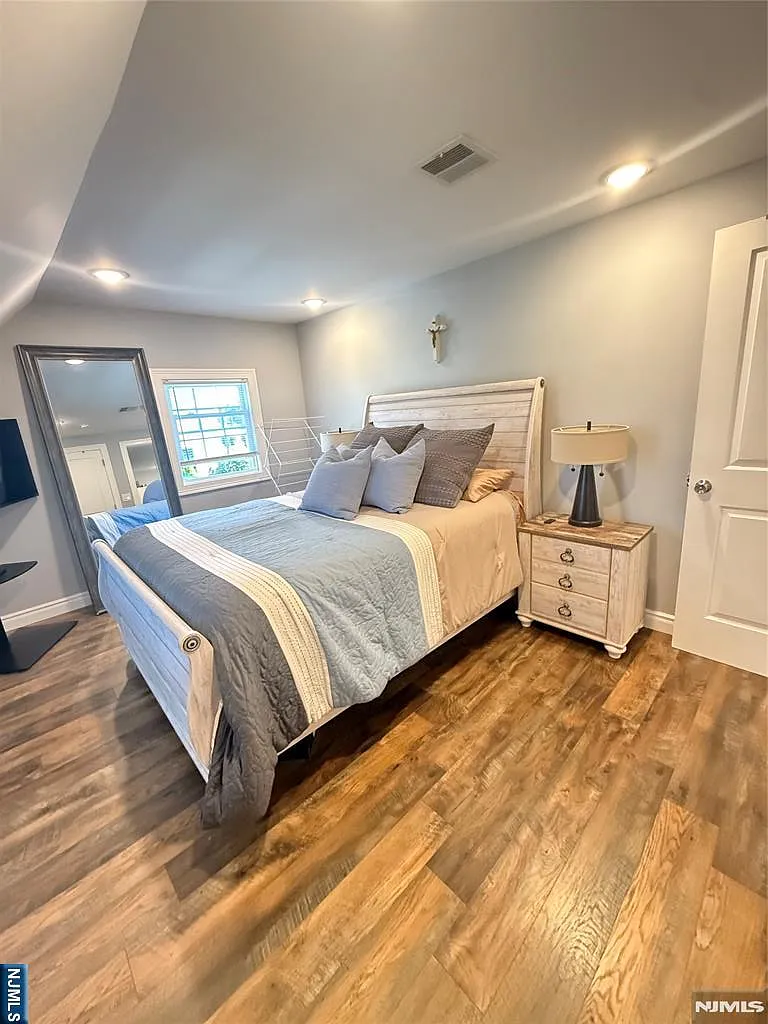 2 bed, 1.0 bath, $2,800 — Photo 3