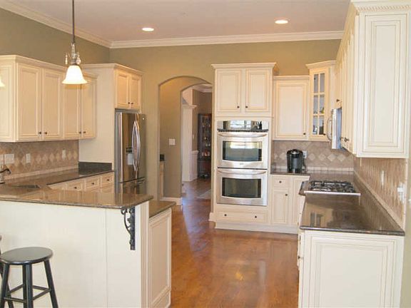 2nd image of 220 Cottonwood Dr