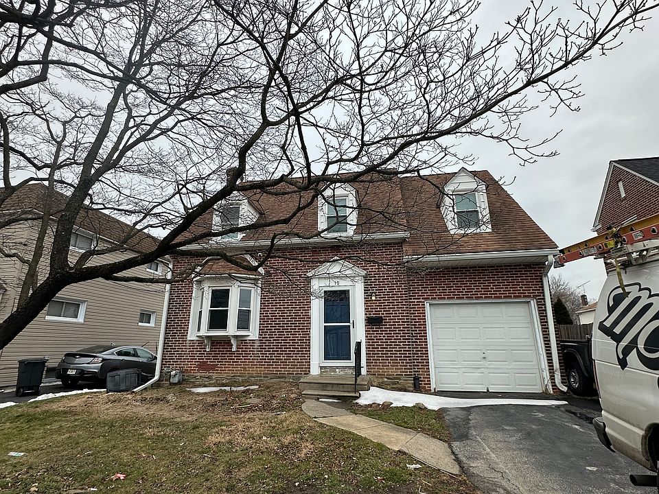 1st image of 10 E Oak Ln