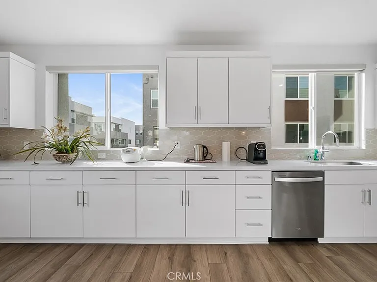 637 S Lyon St — Photo 12