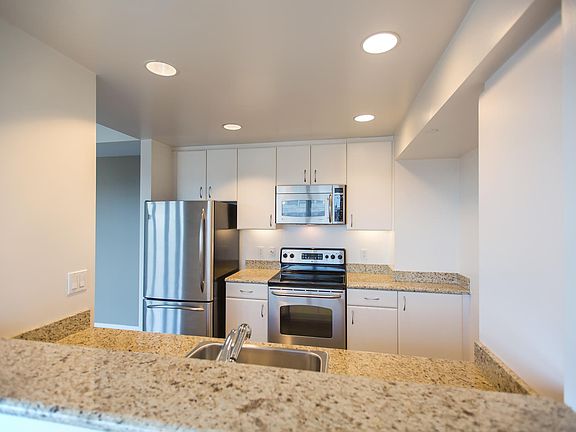 5th image of 250 King St Unit 764