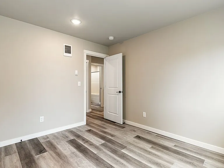 627 E St — Photo 15