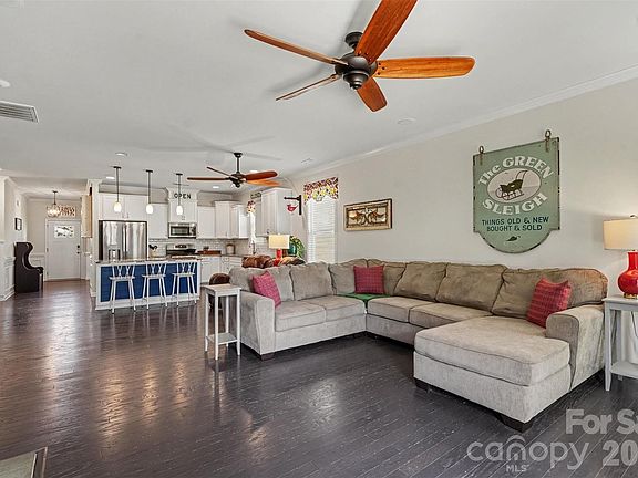 3rd image of 7009 Mirna Ln
