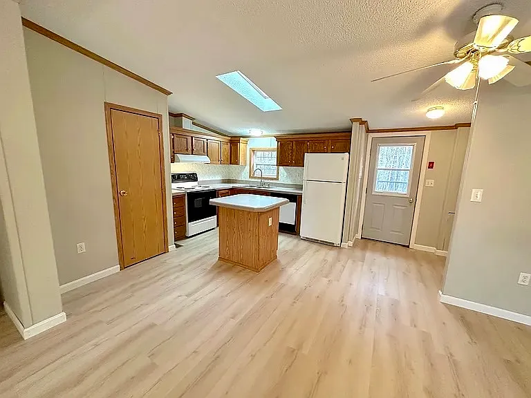 3 bed, 1488 sqft, $2,400 — Photo 3