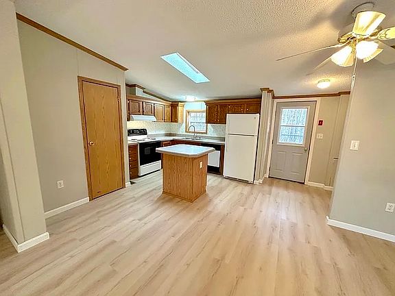 3rd image of 33 Briar Ln