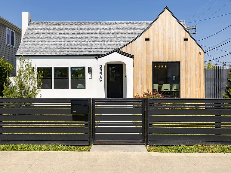 2370 Kelton Ave — Photo 9