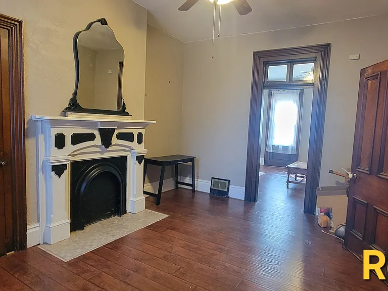 2323 Sarah St — Photo 8