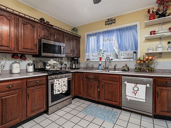 5th image of 407-409 Belmont St