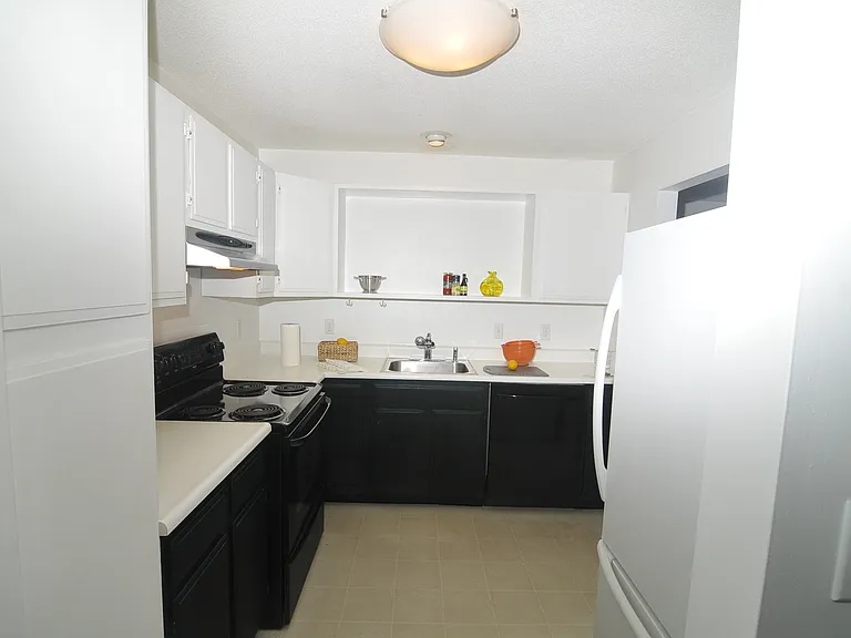 15 Hawthorne Cir #15 — Photo 7