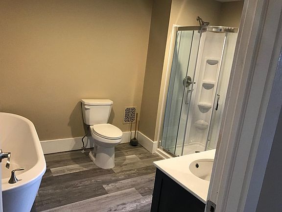 BATHROOM - 2ND FL - JACK/JILL ENTRANCE