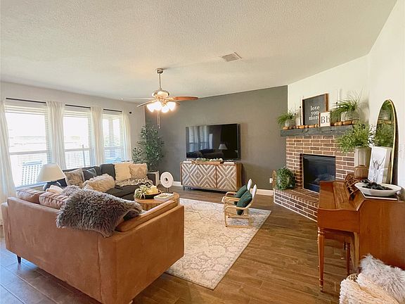 5th image of 15108 Belclaire Ave