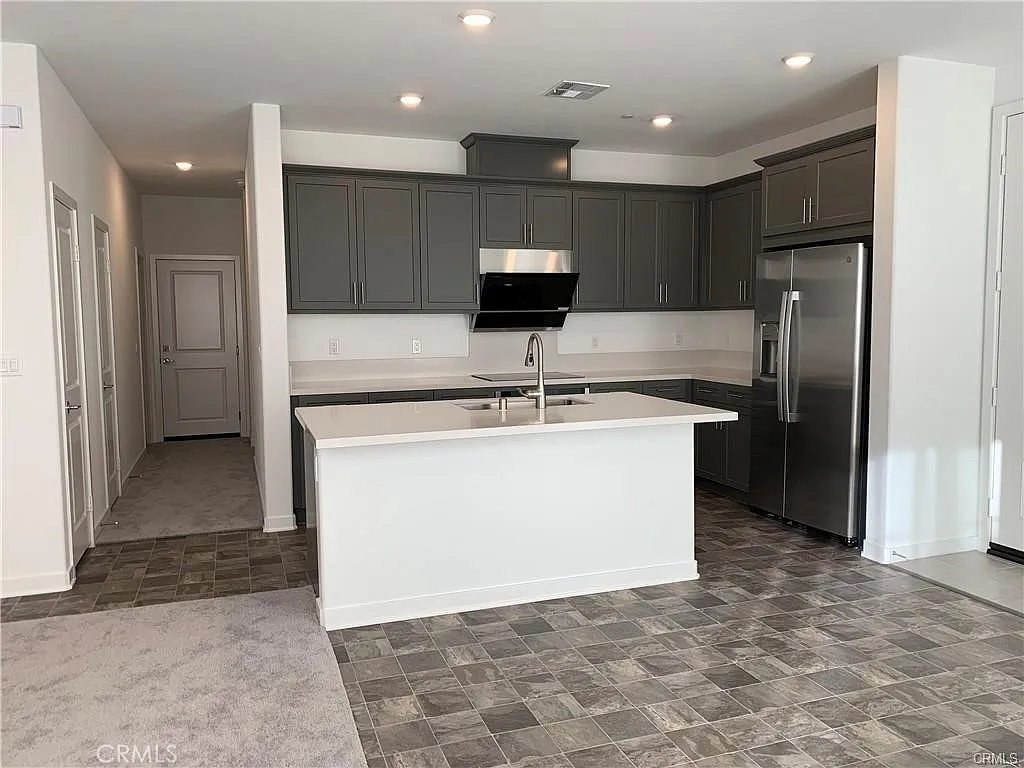 3 bed, 1309 sqft, $3,200 — Photo 3