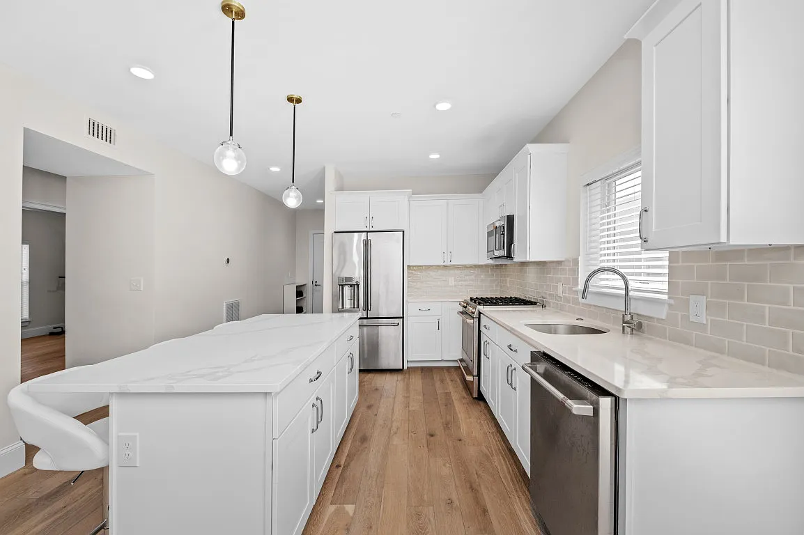 2 bed, 1111 sqft, $4,350 — Photo 1