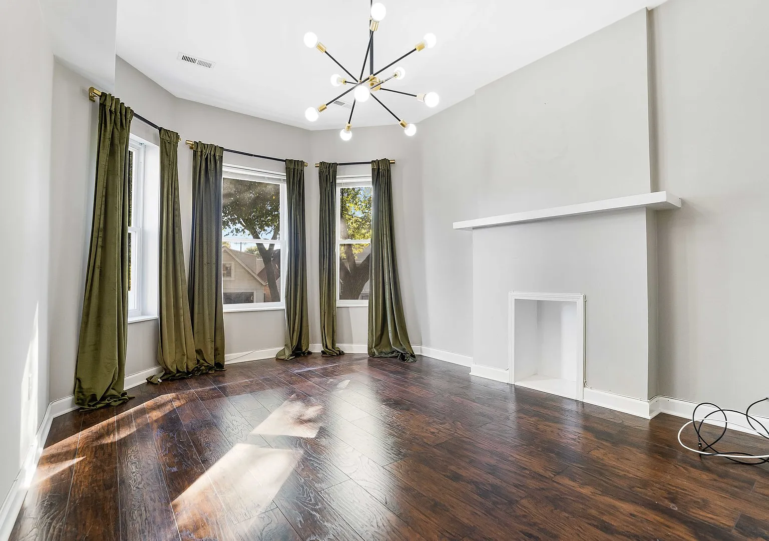 3 bed, 1300 sqft, $1,700 — Photo 2