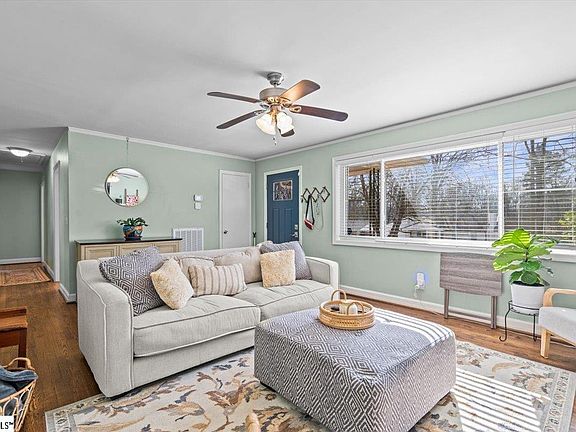 4th image of 11 Forestwood Dr
