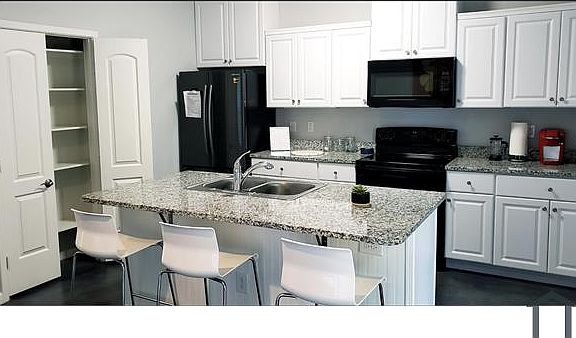 5th image of 527 S Olive St #101
