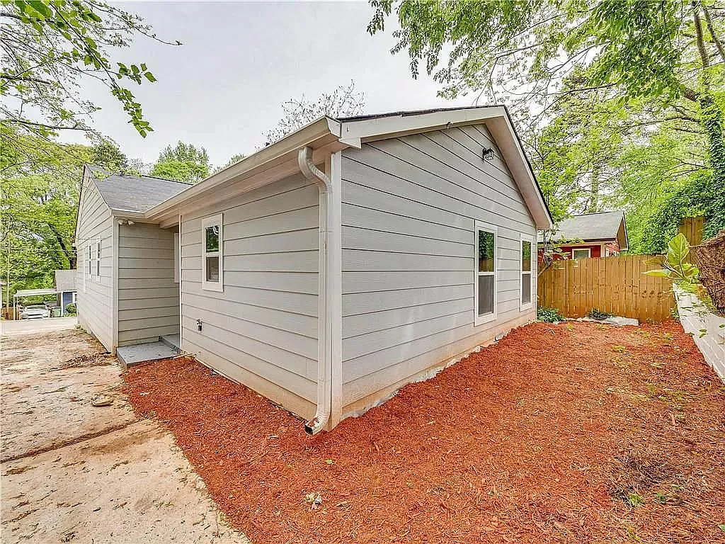 3 bed, 1360 sqft, $1,900 — Photo 2