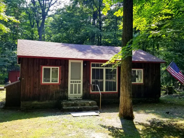 210 Maple Ln, Greentown, PA 18426