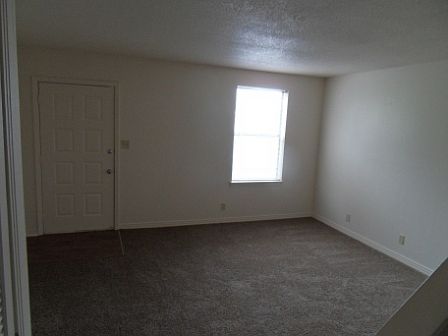 5th image of 900 Kingsbury Dr APT D