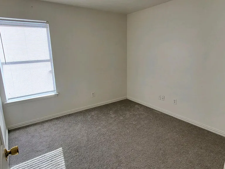 13637 Biggs St — Photo 8