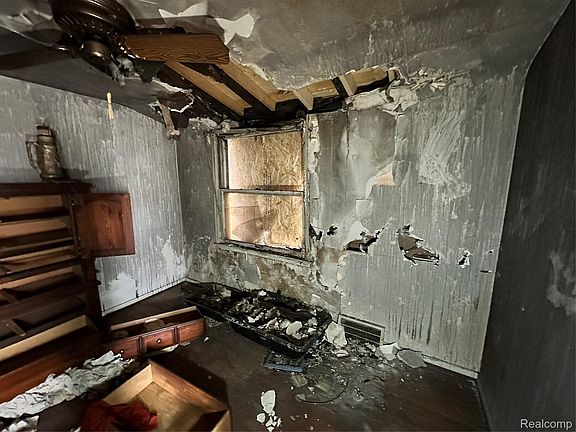 3rd image of 18819 Moross Rd
