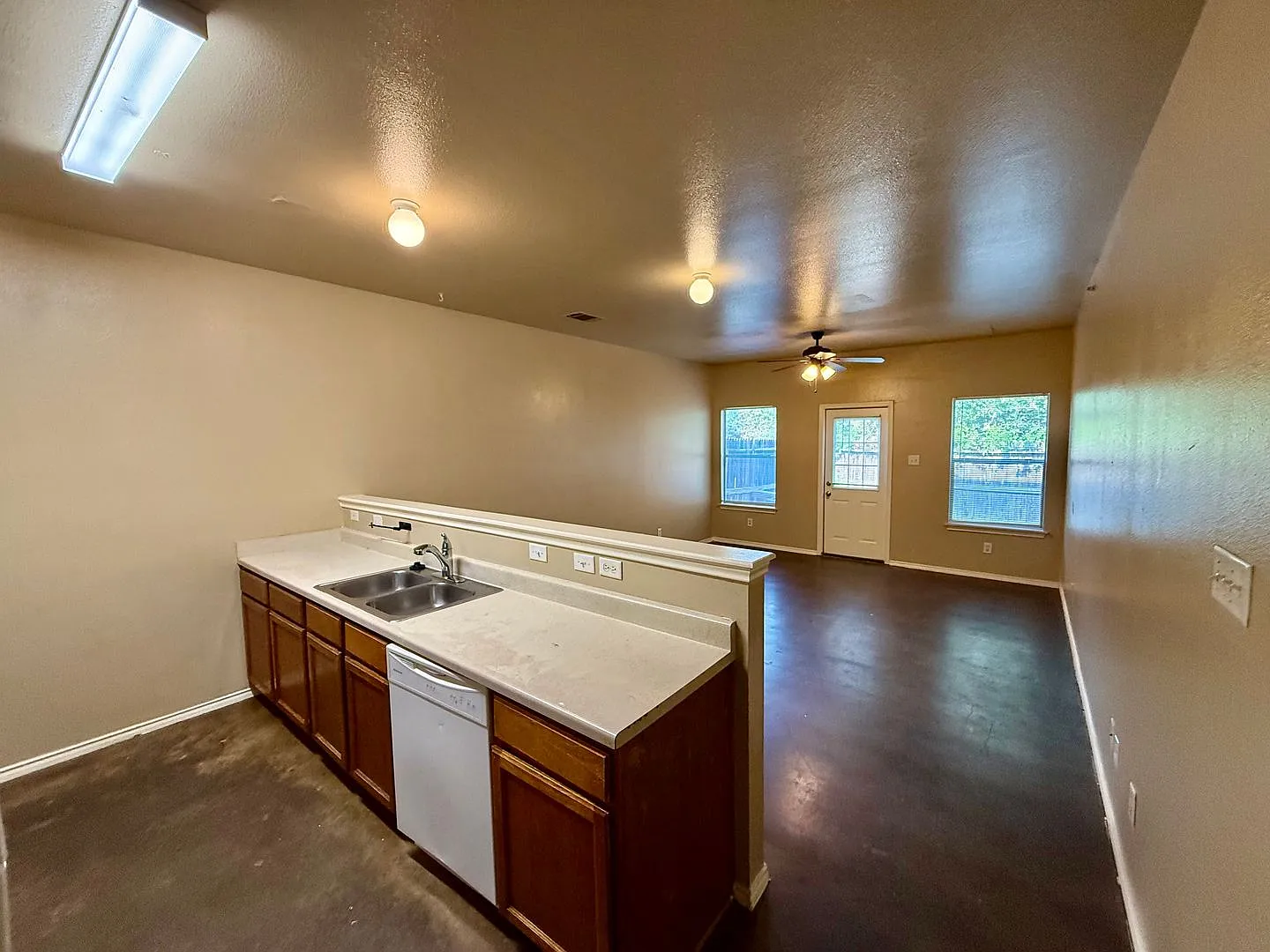 3 bed, 2.5 bath, 1421 sqft, $1,095 — Photo 3