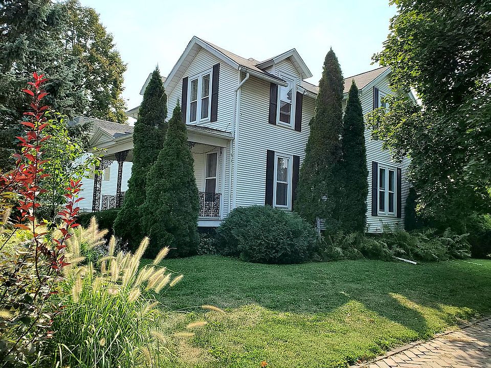 1st image of 832 Bateman St