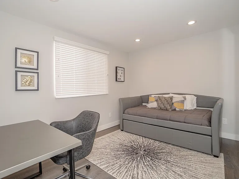 2631 S La Salle Ave — Photo 19