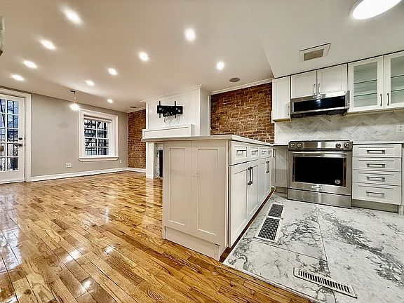 3rd image of 422 Clermont Ave #1