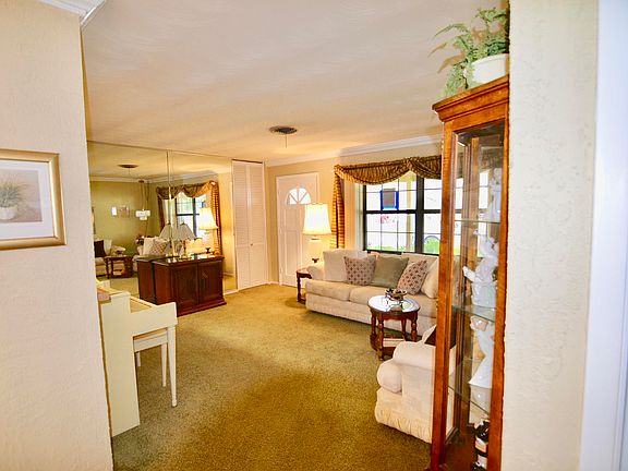 3rd image of 325 Jamaica Dr