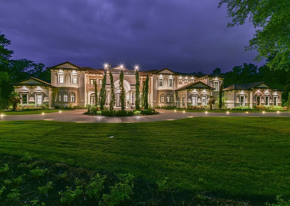 This magnificent estate is situated on a 72,000 square foot home site in the guarded gated community of Carlton Woods. Located along the 15th fairway of the Jack Nicklaus Signature Course, both the interior and exterior living spaces of this incredible ho