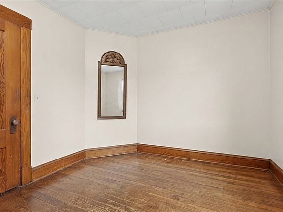 18th image of 310 Snow St