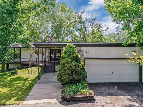 19365 Waterview Rd, Grosse Ile, MI 48138