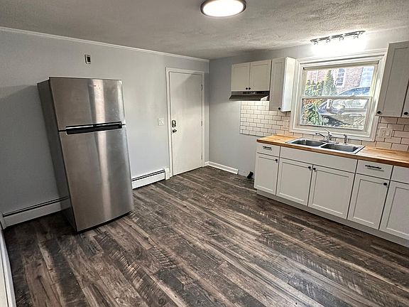 2nd image of 1960 Smith St #4