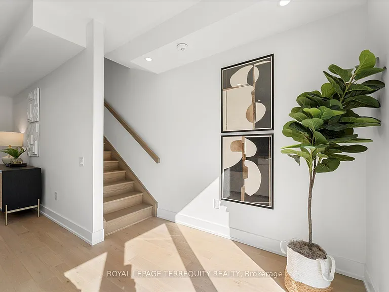 37 Rockmount Cres — Photo 16